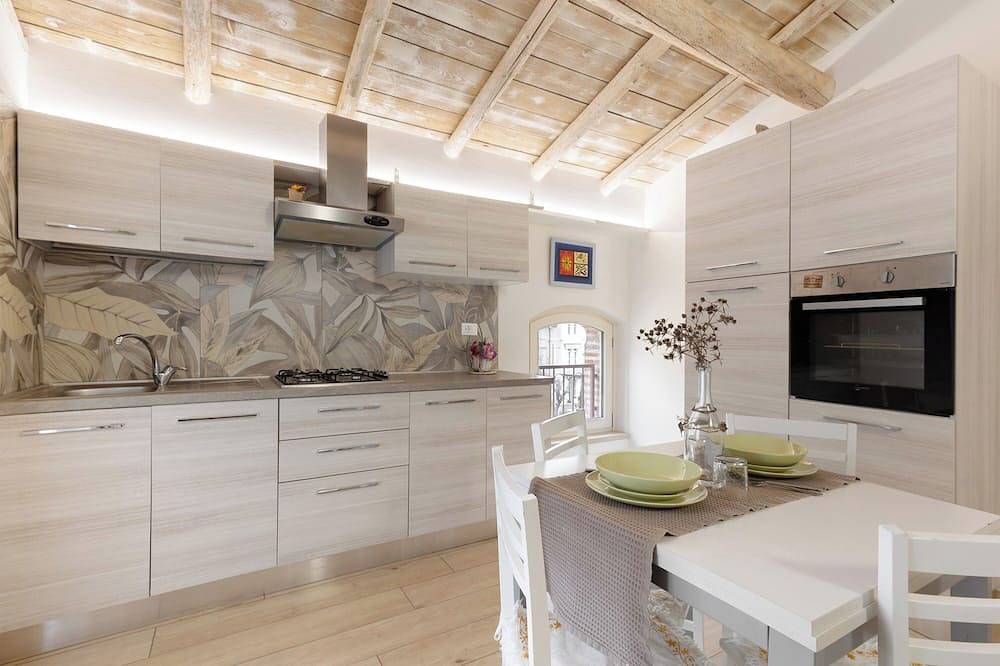 Entire apartment, Apartment 'Pozzo Dei Desideri  Nicole' with Wi-Fi and Air Conditioning in Castelnuovo del Garda, Garda Mountains