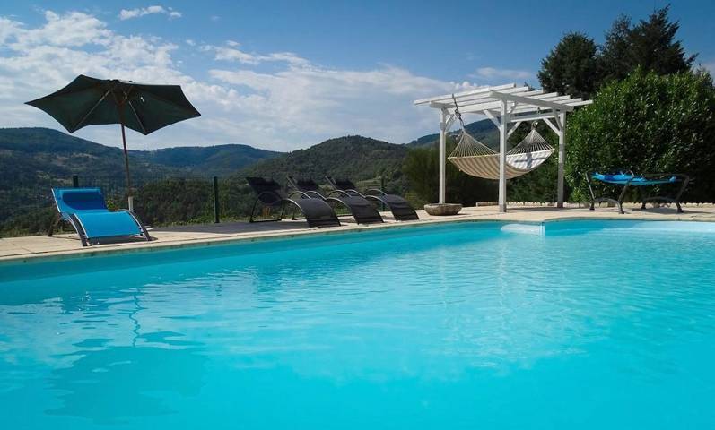 Chambre d’hôte pour 3 personnes, avec Balcon et Terrasse ainsi que Jardin et Piscine à Empurany