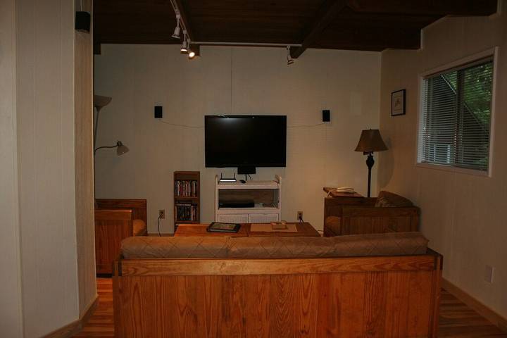 Vacation rental for 6 people, with yard and hot tub as well as pool in Glacier