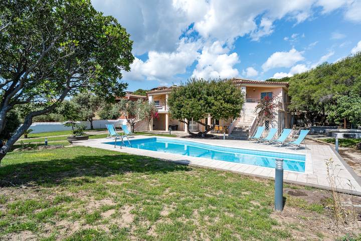 Gîte pour 8 personnes, avec jardin dans Orosei