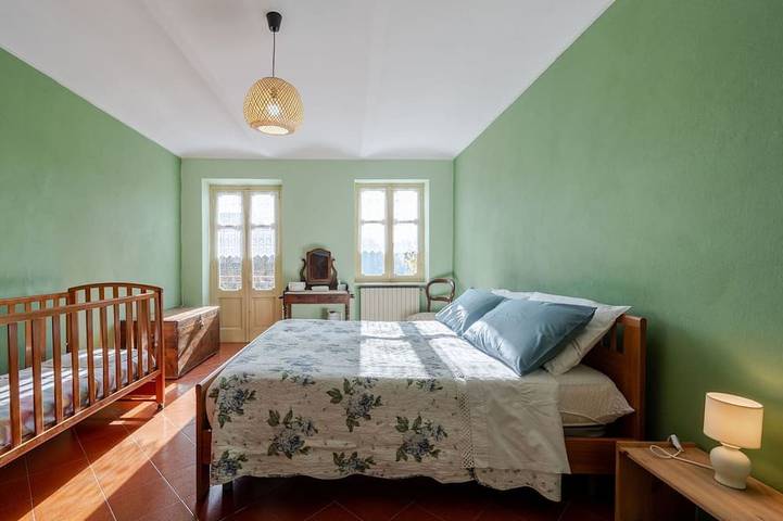 Caratteristica villa indipendente con piscina privata, WIFI, TV, patio e animali ammessi in Rocca d'Arazzo, Provincia d'Asti
