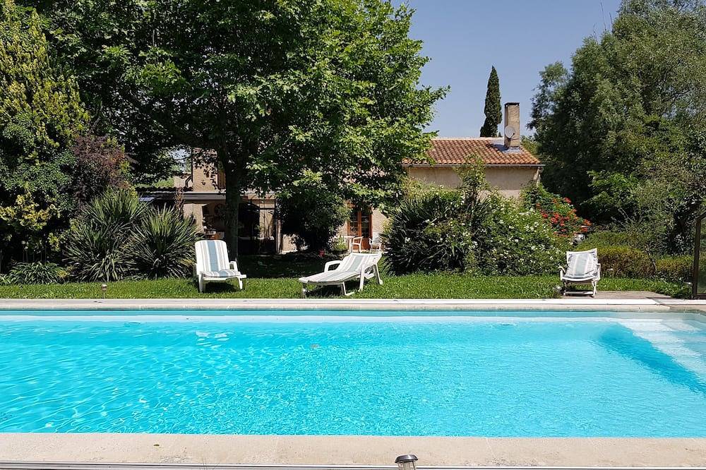 Provencal house with swimming pool, summer kitchen, wooded grounds, not overlooked in Lagnes, Parc naturel régional du Luberon