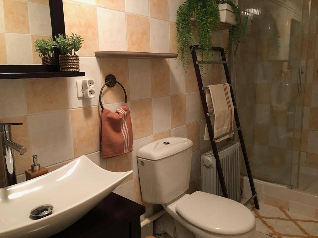 Large Double Room in Mirefleurs, Région de Clermont-Ferrand