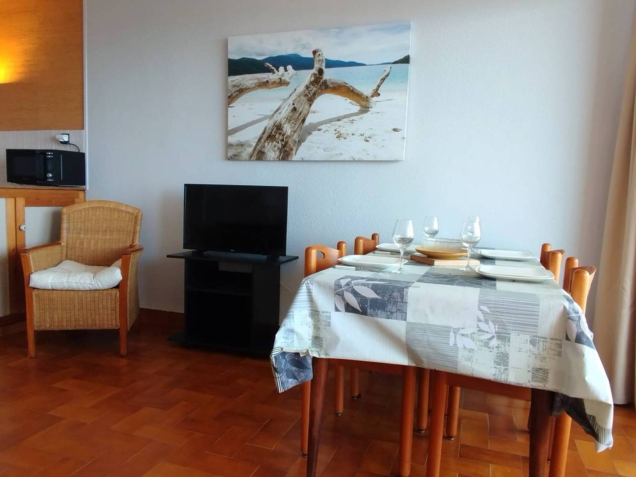 Apartamento vacacional entero, 2-roomed flat facing the sea with parking just a stone's throw from the beach and shops in Saint-Cyprien-Plage, Saint-Cyprien