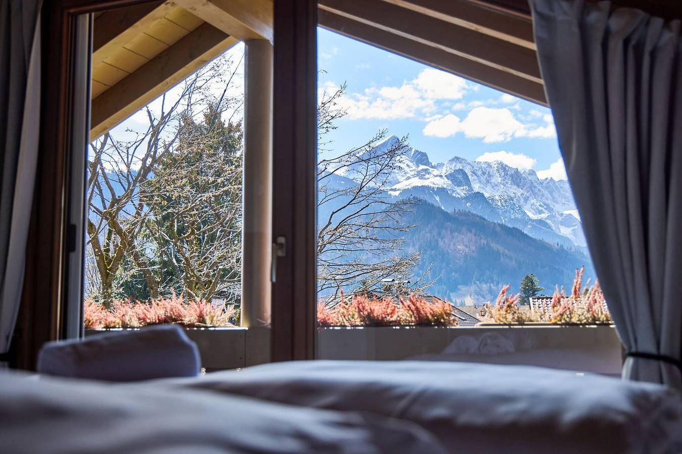 Entire apartment, Alpine luxury in a breathtaking oasis in the heart of Garmisch-Partenkirchen. in Garmisch-Partenkirchen, Bavarian Alps