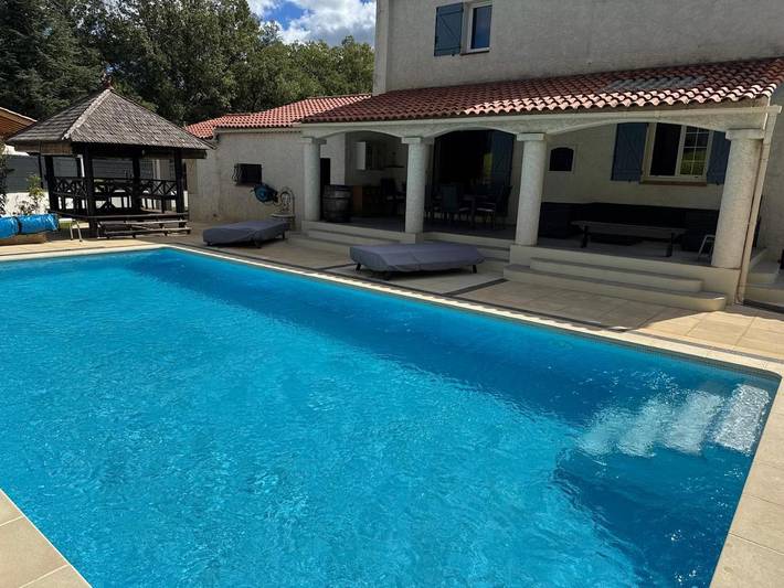 Location de vacances pour 8 personnes, avec vue ainsi que jardin et piscine à Forcalqueiret