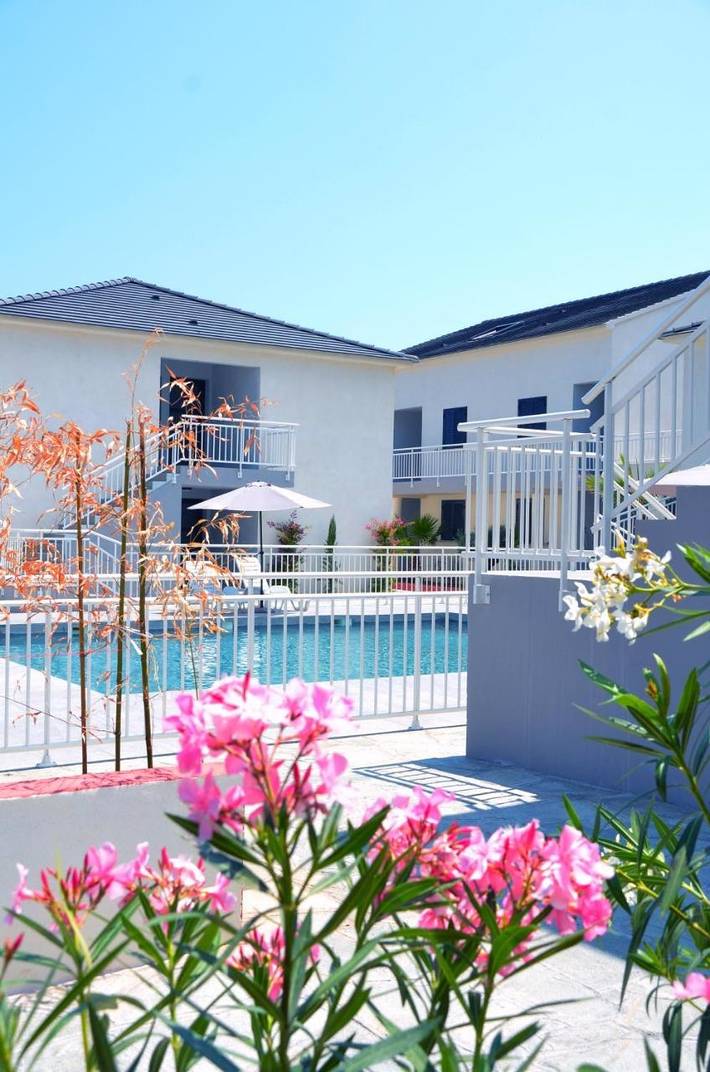 Parc de vacances pour 6 personnes, avec Terrasse ainsi que Jardin et Piscine dans Haute-Corse