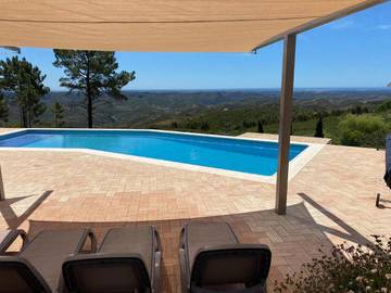 Alojamiento y desayuno para 3 personas, con piscina además de vistas y jardín en Monchique