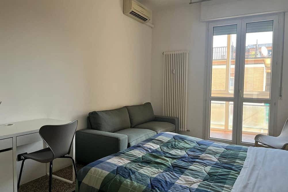 Ganze Wohnung, Guesthost - Cozy 70 mq apartment, perfect for two people, located on the sixth floor of a building with lift (Not suitable for disabled people).The accommodation is located within the San Donato district, in a strategic position close to the Bologna Fair in Bologna, Bologna Provinz