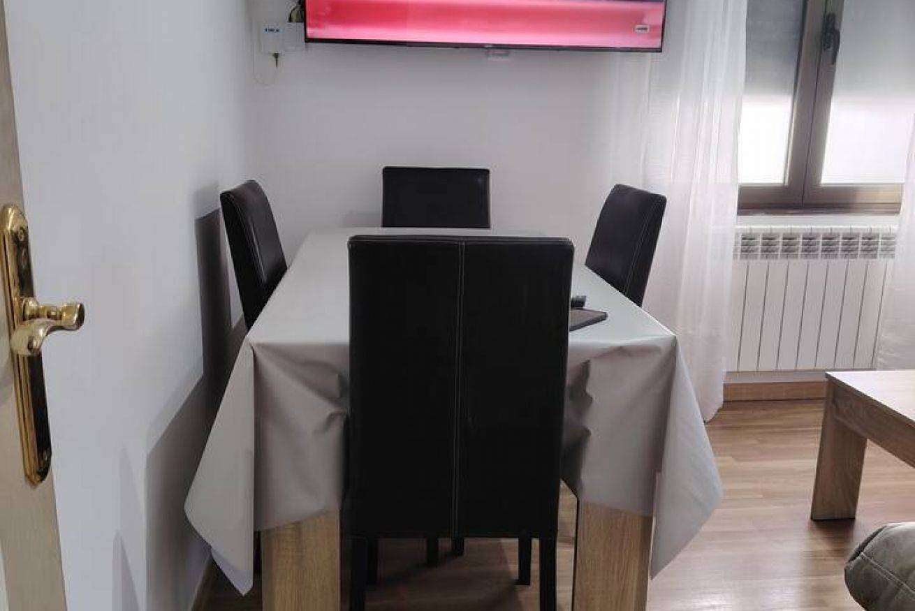 Entire apartment, Cozy Apartment with Fireplace & Washer/Dryer in Noreña, Asturias Province