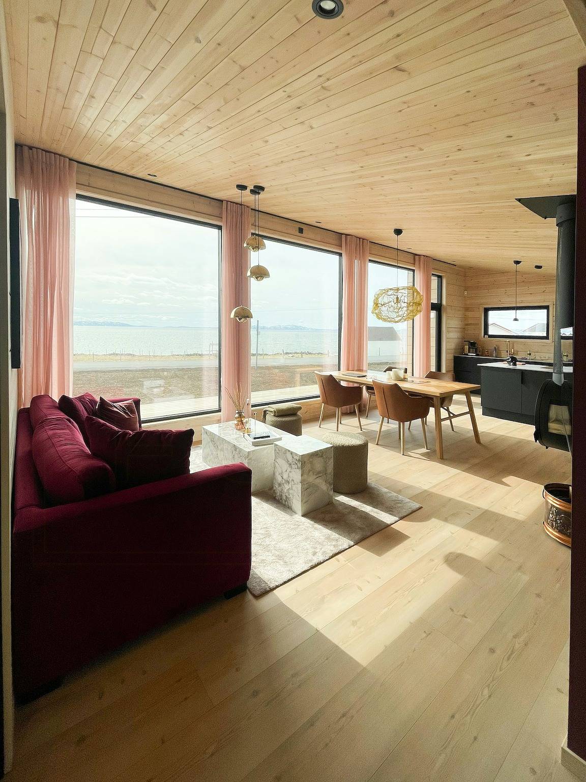 Cabaña de diseño junto al océano Ártico con vistas a la aurora boreal in Vadsø