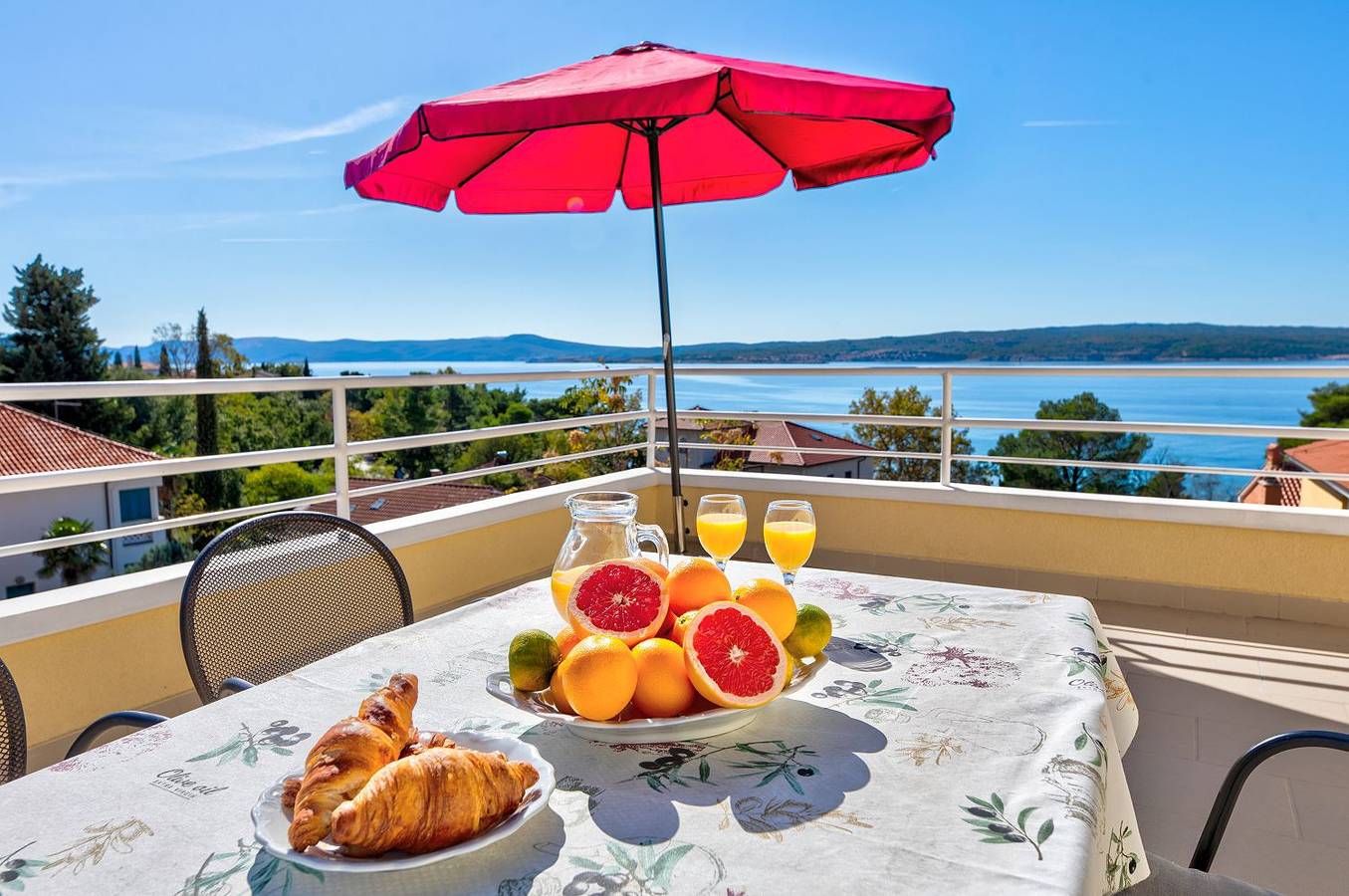 Ganze Wohnung, Einzigartiges Apartment nur 100 Meter zum Sandstrand mit grosser Dachterrasse, Meerblick, Waschmaschine in Crni molo, Crikvenica