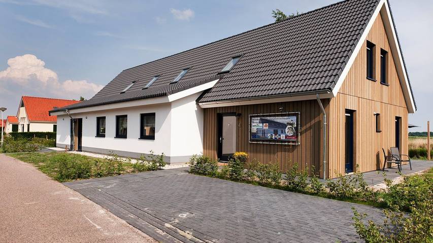 Vakantiehuis voor 24 personen, with tuin and zwembad as well as sauna and uitzicht op het meer in Vlagtwedde