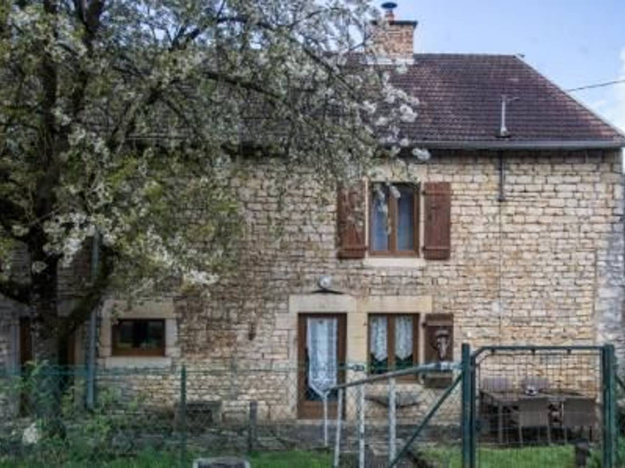 Maison ancienne rénovée avec piscine, à Brotte-lès-Ray in Dampierre-sur-Salon, Haute-Saône