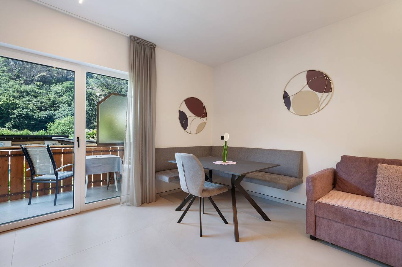 Entire apartment, Apartment 'Rosalie 5' with Mountain View, Shared Pool and Wi-Fi in Lana di Sotto, Lana