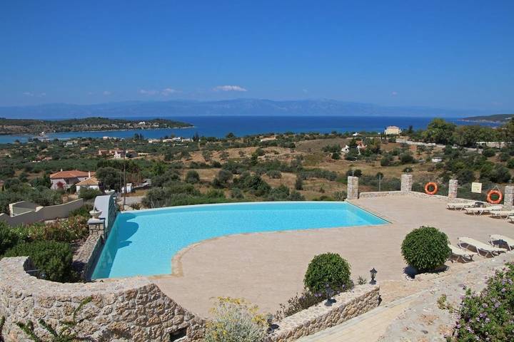 Appart’hôtel pour 4 personnes, avec vue ainsi que piscine et jardin