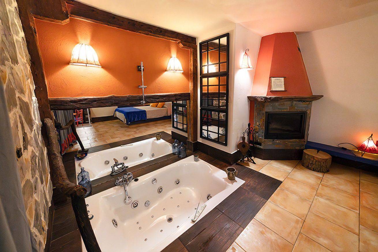 Entire apartment, Apartment 8. El Refugio Suite with jacuzzi and fireplace in Enterría, Camaleño