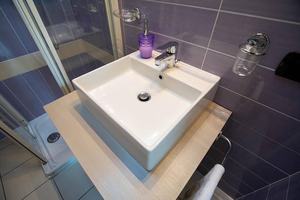 Ganze Wohnung, Residence Cafelicita - Apart. Allegria -  Lake View, Infinity Pool and Jacuzzi in San Carlo (Como), Gravedona ed Uniti