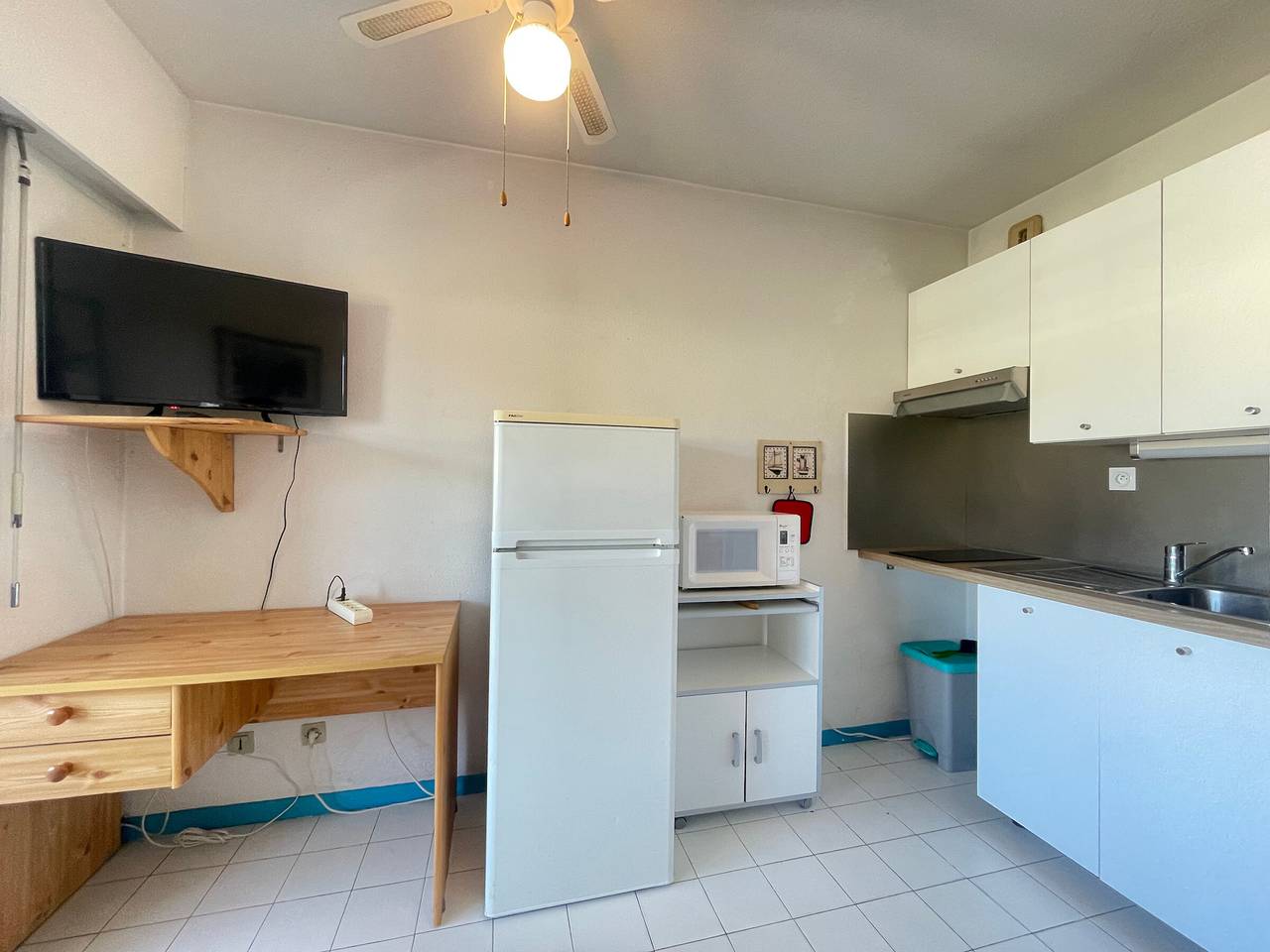 Entire studio, Top-Floor Studio with Veranda, Parking, and Elevator Near Sète Beach in Sete, Côte d'Améthyste