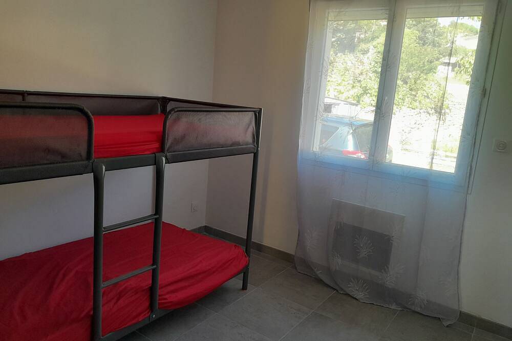 Comfortable house in quiet neighborhood 5 minutes walk from downtown in Saint-Jean-du-Gard, Cevennen