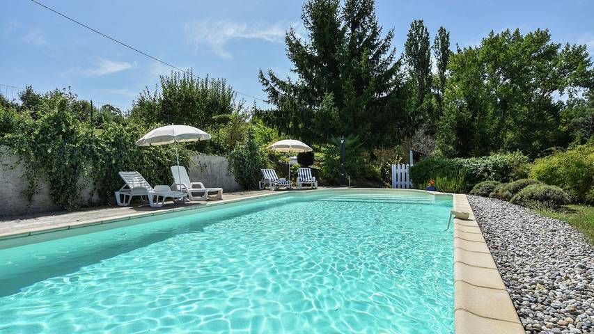 Location de vacances pour 4 personnes, avec jardin et piscine à Loubejac