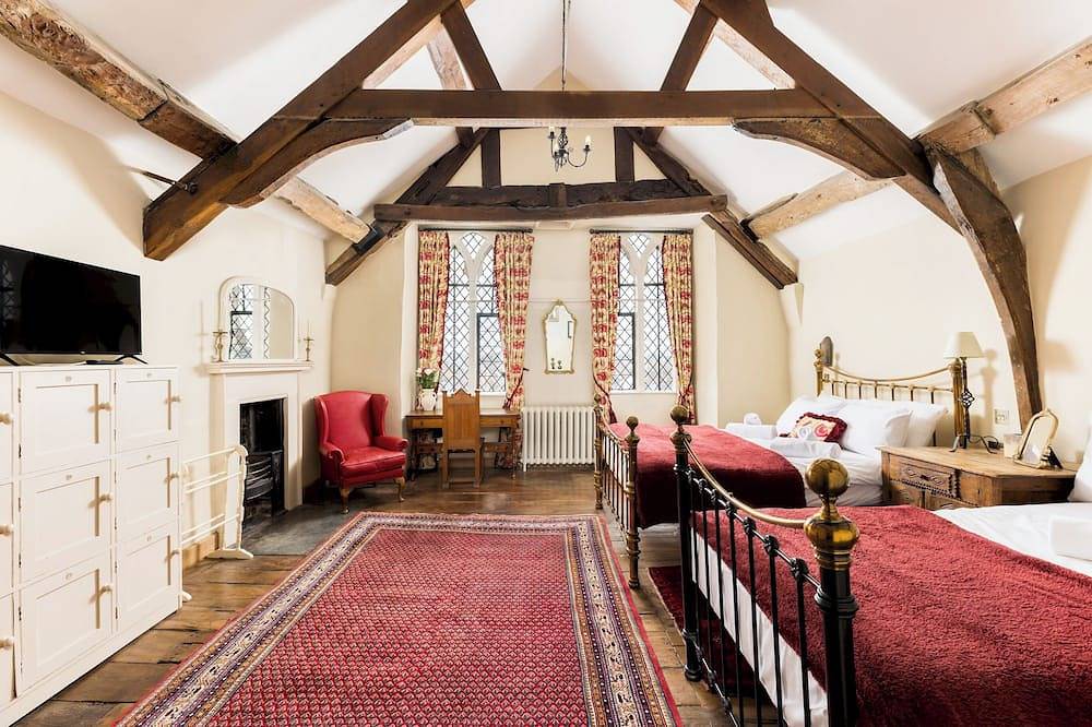 Unique Castle Stay, The East Gate Tower, Warwick - Pass the Keys in Warwick, Warwickshire