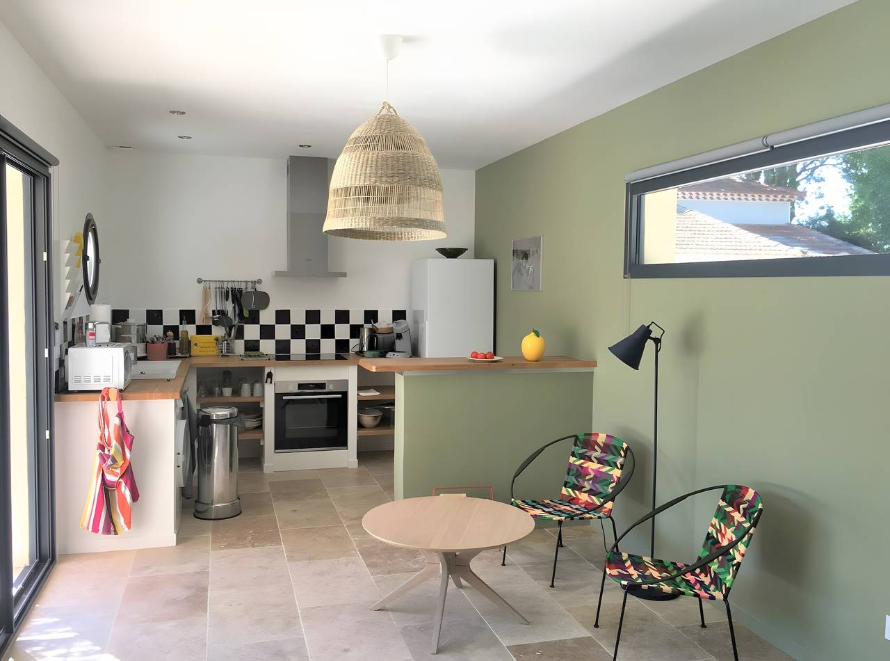 Monolocale intero, Gîte “La Cigale Bleue” con piscina privata, Wi-Fi e aria condizionata in Saint-Rémy-de-Provence, Arles e dintorni