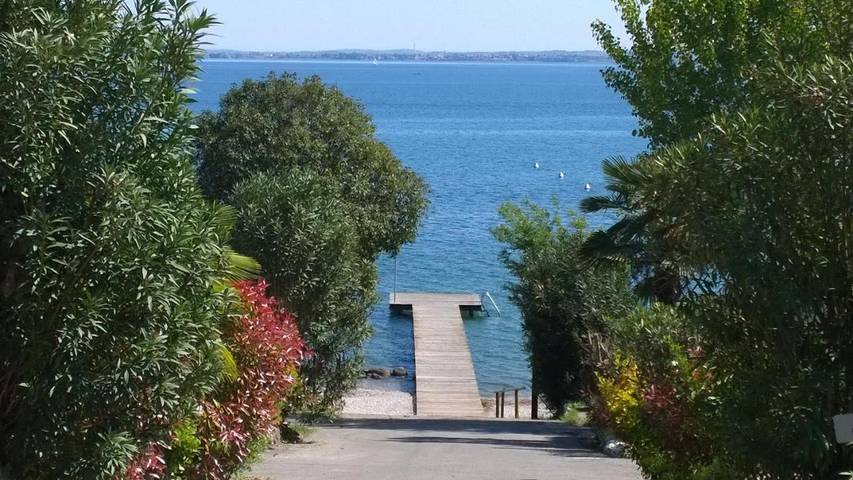 Camping per 5 persone, con balcone e vista lago nonché piscina e panorama a Moniga del Garda