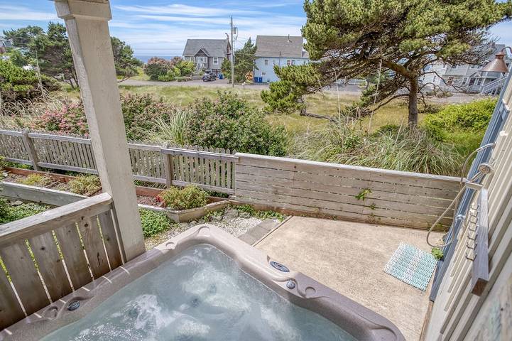 Vacation house for 14 people, with balcony and hot tub as well as pool in Lincoln City