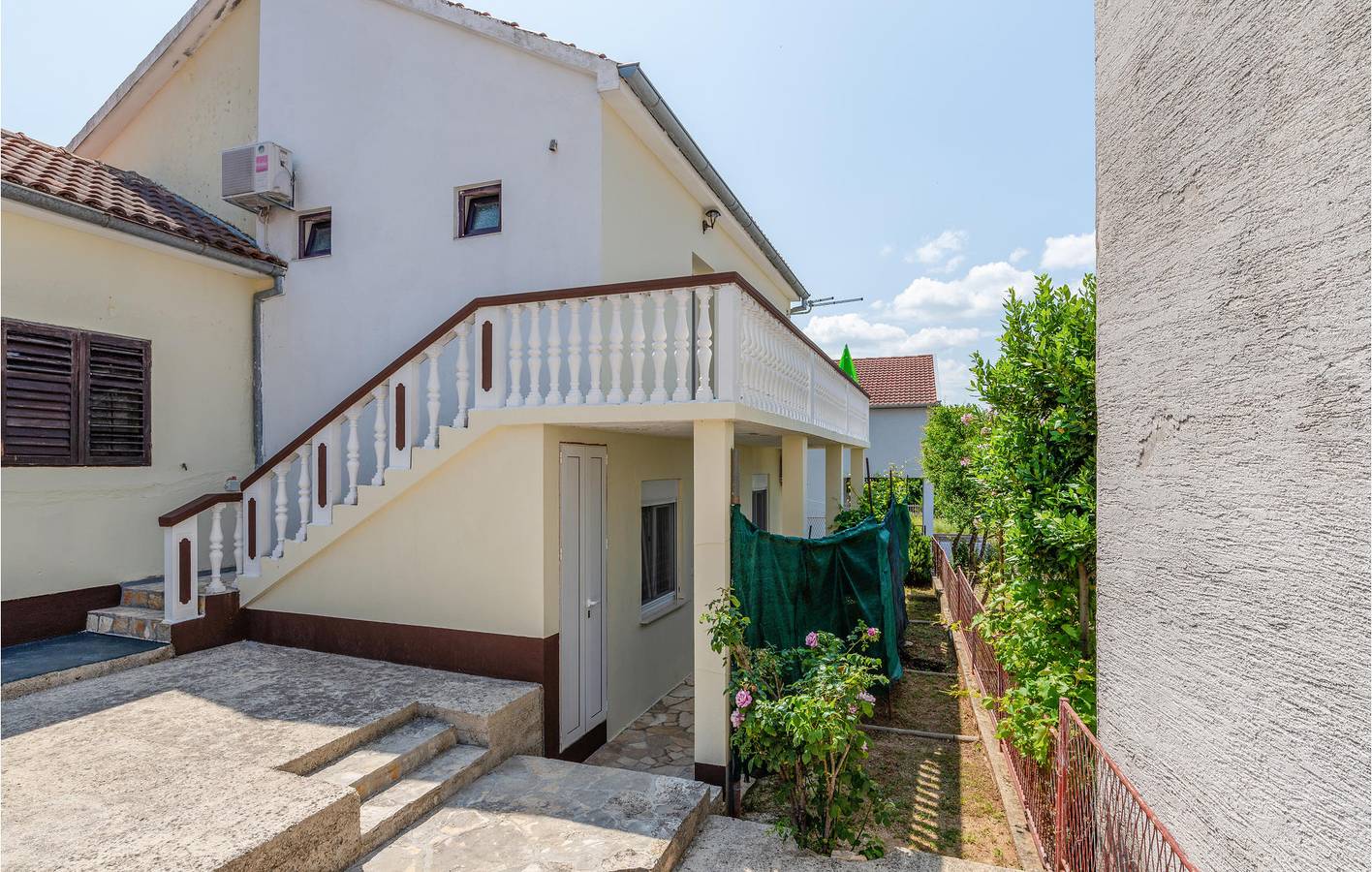 Ganze Ferienwohnung, Gemütliche Ferienwohnung mit Terrasse, Klimaanlage und Parkplatz in der Nähe der Küste von Donji Karin in Donji Karin, Zadar