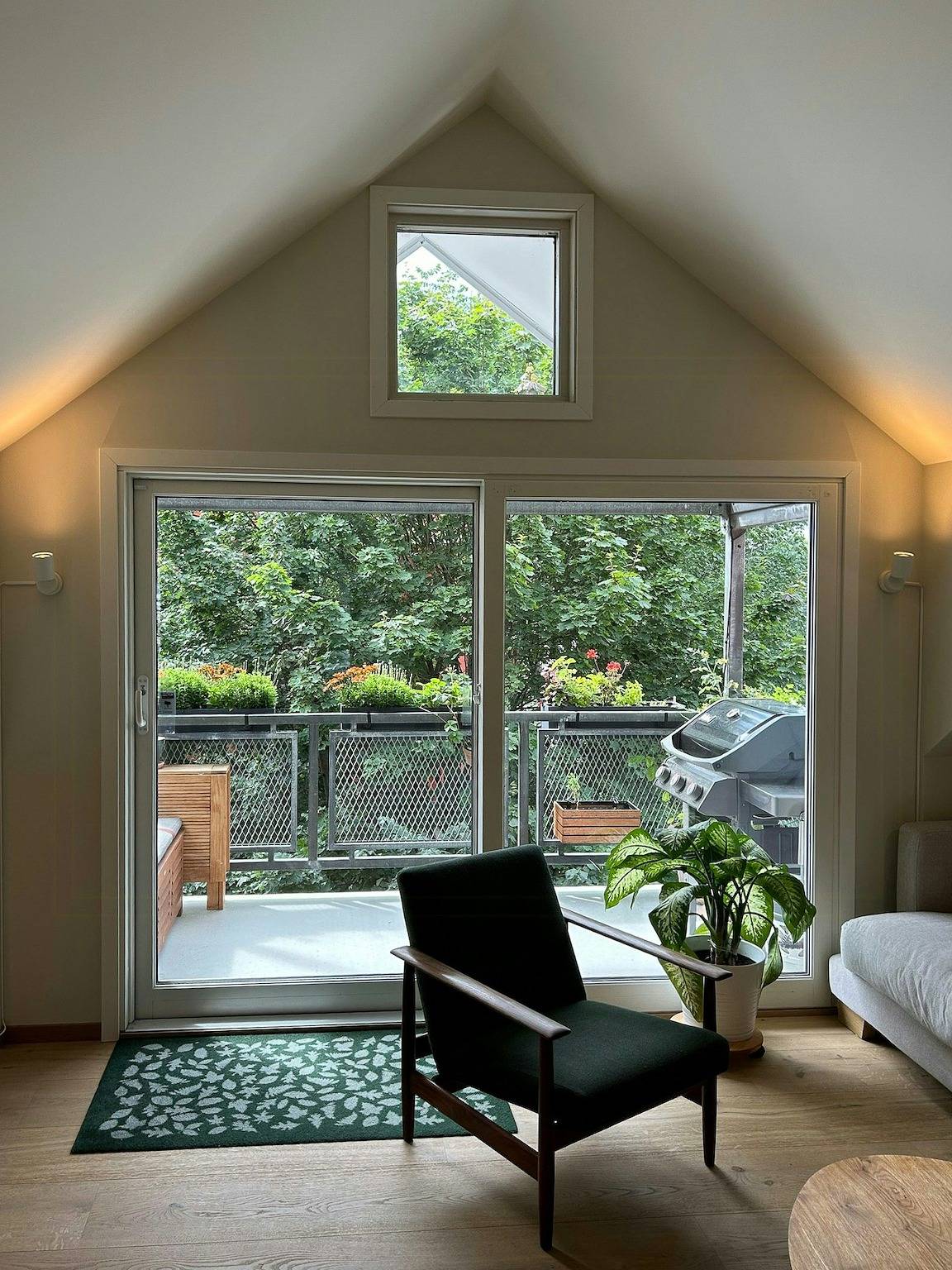 Apartamento entero, Apartamento luminoso con ventanas que llegan hasta el techo y balcón in Gamle Oslo, Oslo