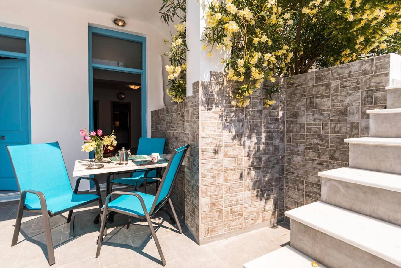 Apartamento entero, Apartamento 'Económico Semisótano 1' con Terraza Privada, Wi-Fi y aire acondicionado. in Perissa, Santorini