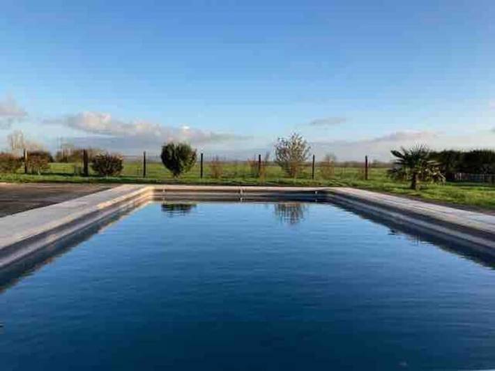 Location de vacances pour 20 personnes, avec bassin pour enfant et jardin ainsi que piscine et vue à Basseneville