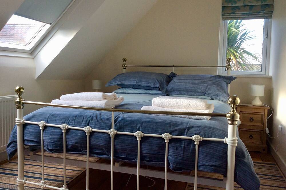 Rural location, surrounded by farmland, ancient green lanes, footpaths & woods. in Swansea region