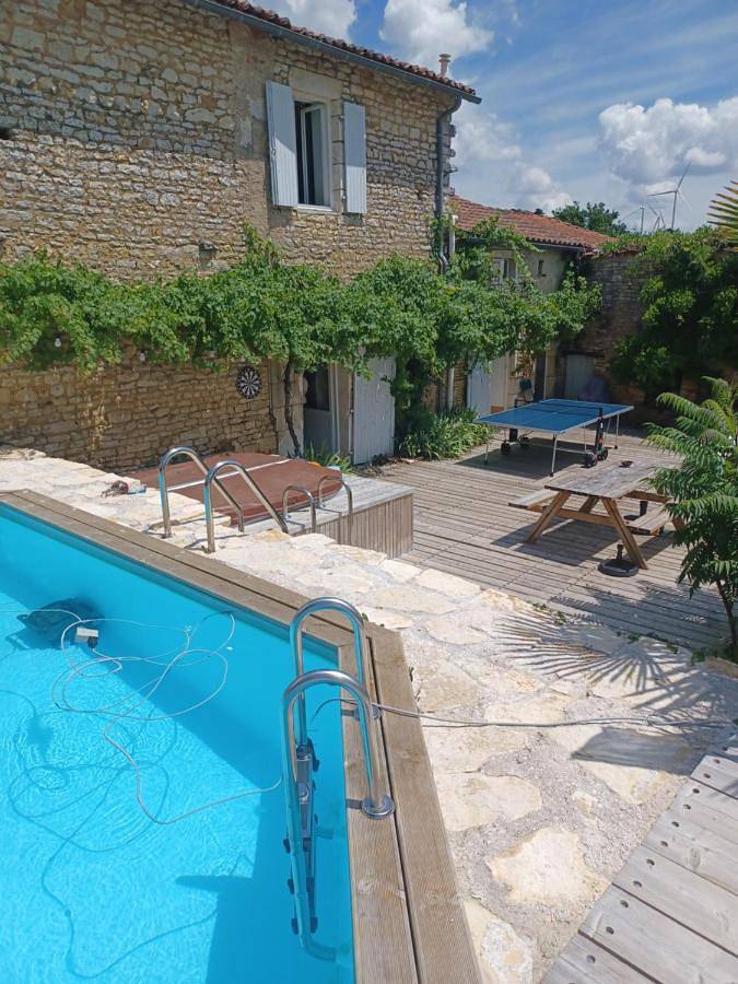 Gîte pour 18 personnes, avec Jacuzzi et Terrasse ainsi que Jardin et Piscine en Charente