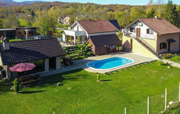 Ferienhaus für 8 Personen, mit Terrasse und Ausblick sowie Pool und Garten, mit Haustier - 1