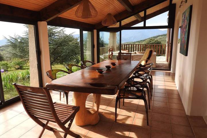 Location de vacances pour 6 personnes, avec terrasse et jardin à Llauro