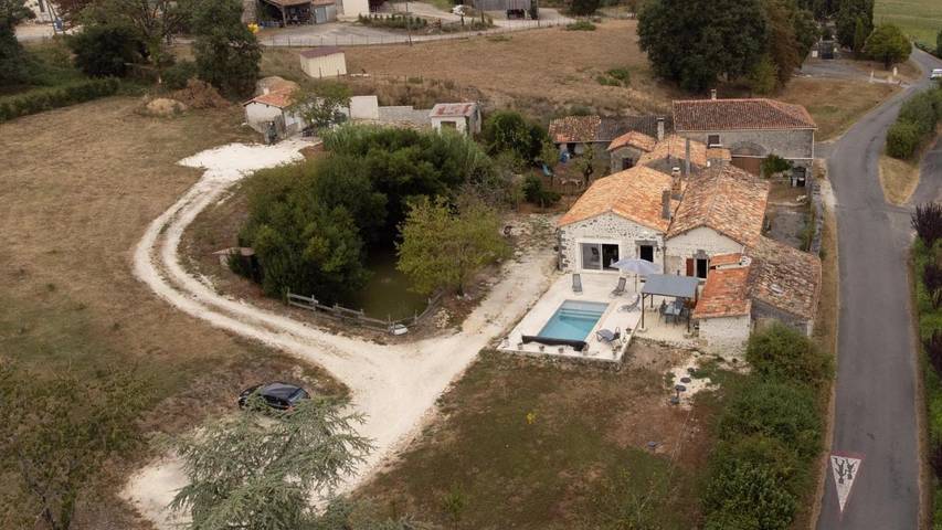 Gîte pour 12 personnes, avec vue ainsi que piscine et jardin à Magnac-Lavalette-Villars