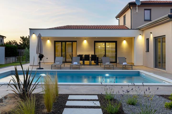 Villa für 6 Personen, mit Pool und Terrasse sowie Garten - 1