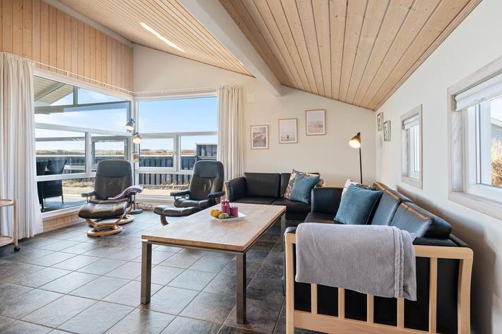 Helles Ferienhaus mit Wintergarten, Sauna und Whirlpool in Hvide Sande, Holmsland Klit