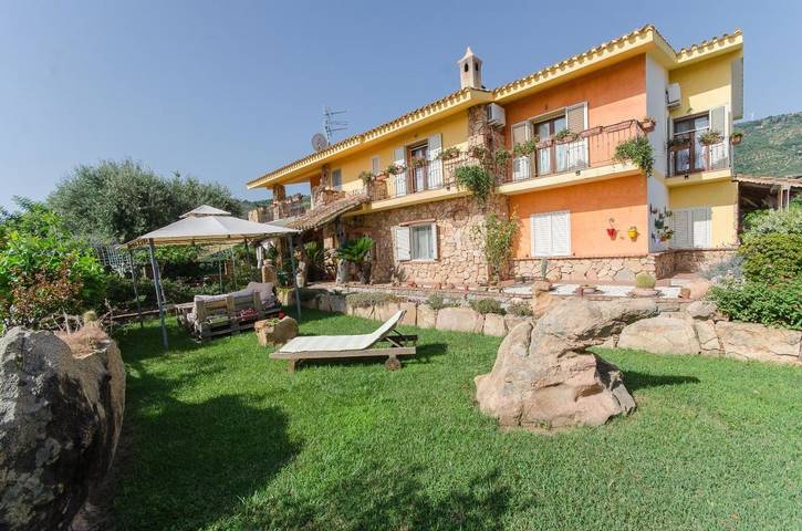 Chambre d’hôte pour 3 personnes, avec Terrasse ainsi que Jardin et Vue à Loceri