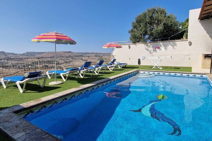 Vacation apartment for 8 people, with pool and ocean view as well as terrace, kid friendly in Gozo