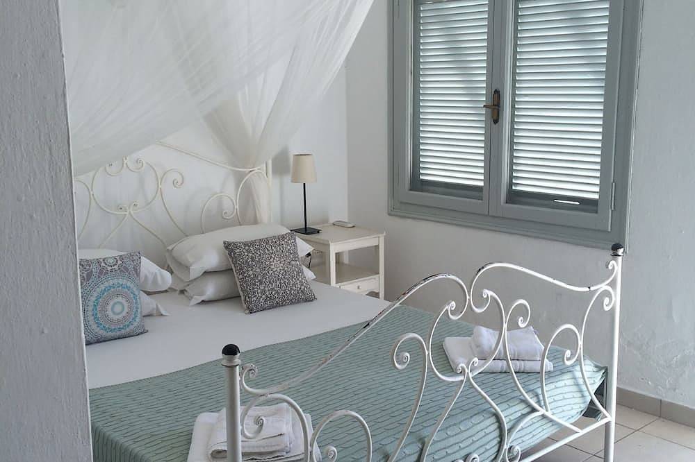 Skiathos Villa with Private Pool overlooking Beach in Sporades