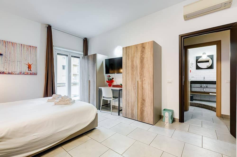 Elegant Room, newly renovated, opposite Metro line A near St. Peter's in Rome, Rome Province