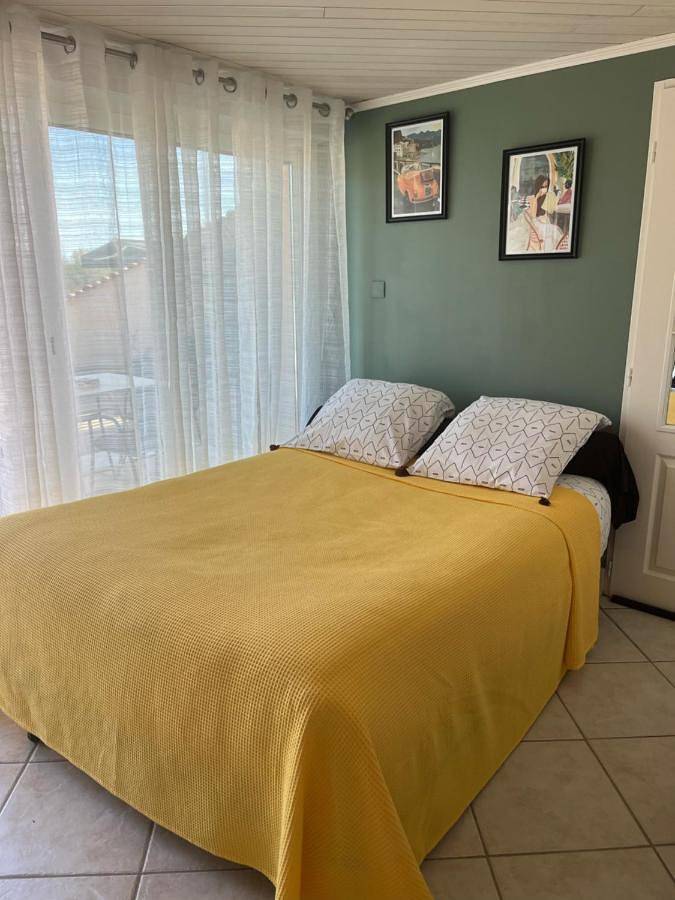 Maison d’hôte pour 3 personnes, avec piscine ainsi que vue et jardin