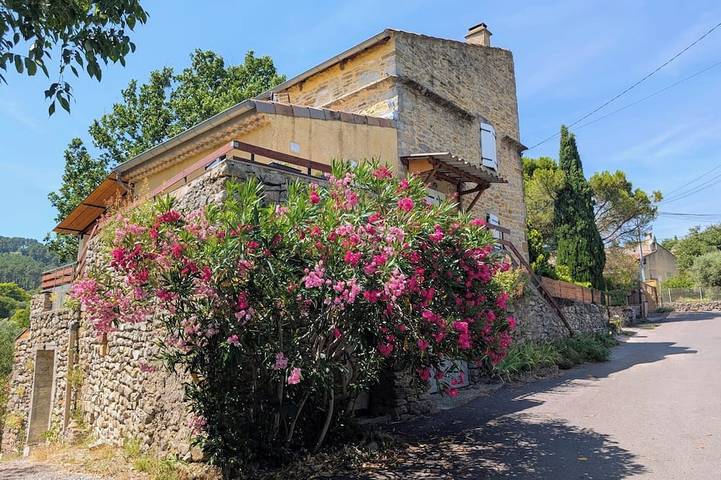 Location de vacances pour 3 personnes, avec Terrasse à Aubenas