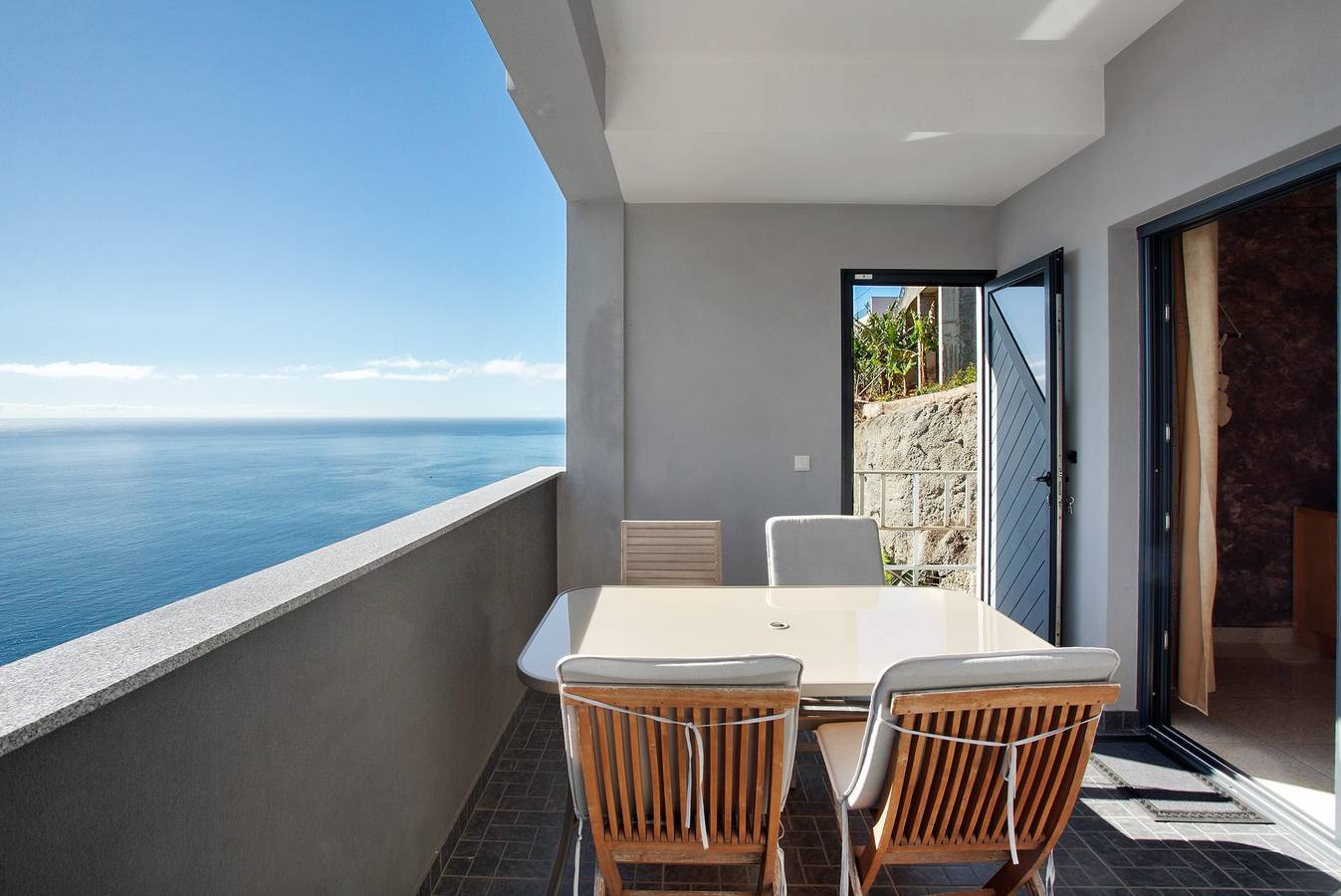 Appartement entier, Appartement 'Morning Glory 2 Bedroom' avec vue sur la mer, piscine partagée et Wi-Fi in Calheta, Île de Madère