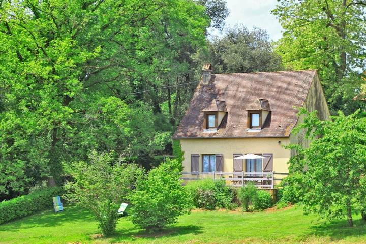 Location de vacances pour 7 personnes, avec Jacuzzi et Terrasse ainsi que Jardin et Piscine à Proissans