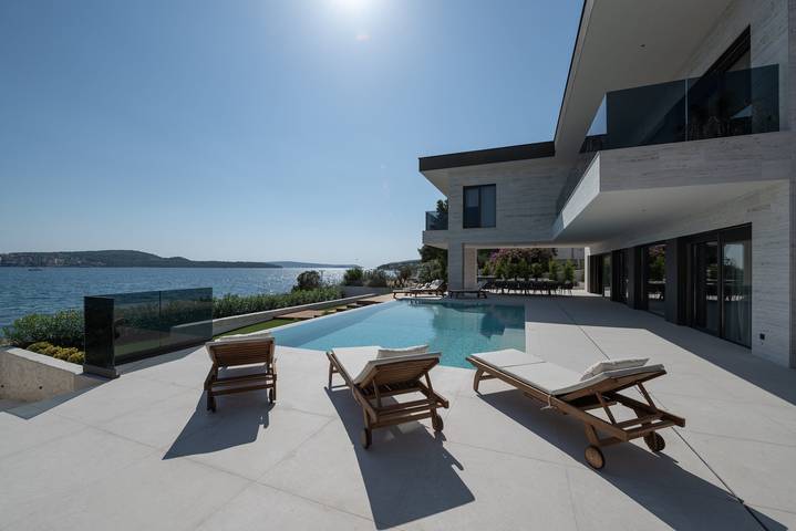 Villa für 10 Personen, mit Pool und Whirlpool sowie Balkon und Garten in Trogir