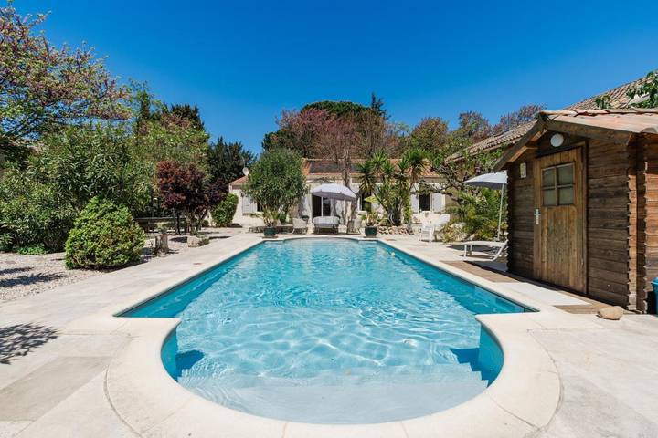 Location de vacances pour 8 personnes, avec jardin et piscine à Ornaisons